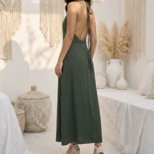 vestido largo con escote en la espalda