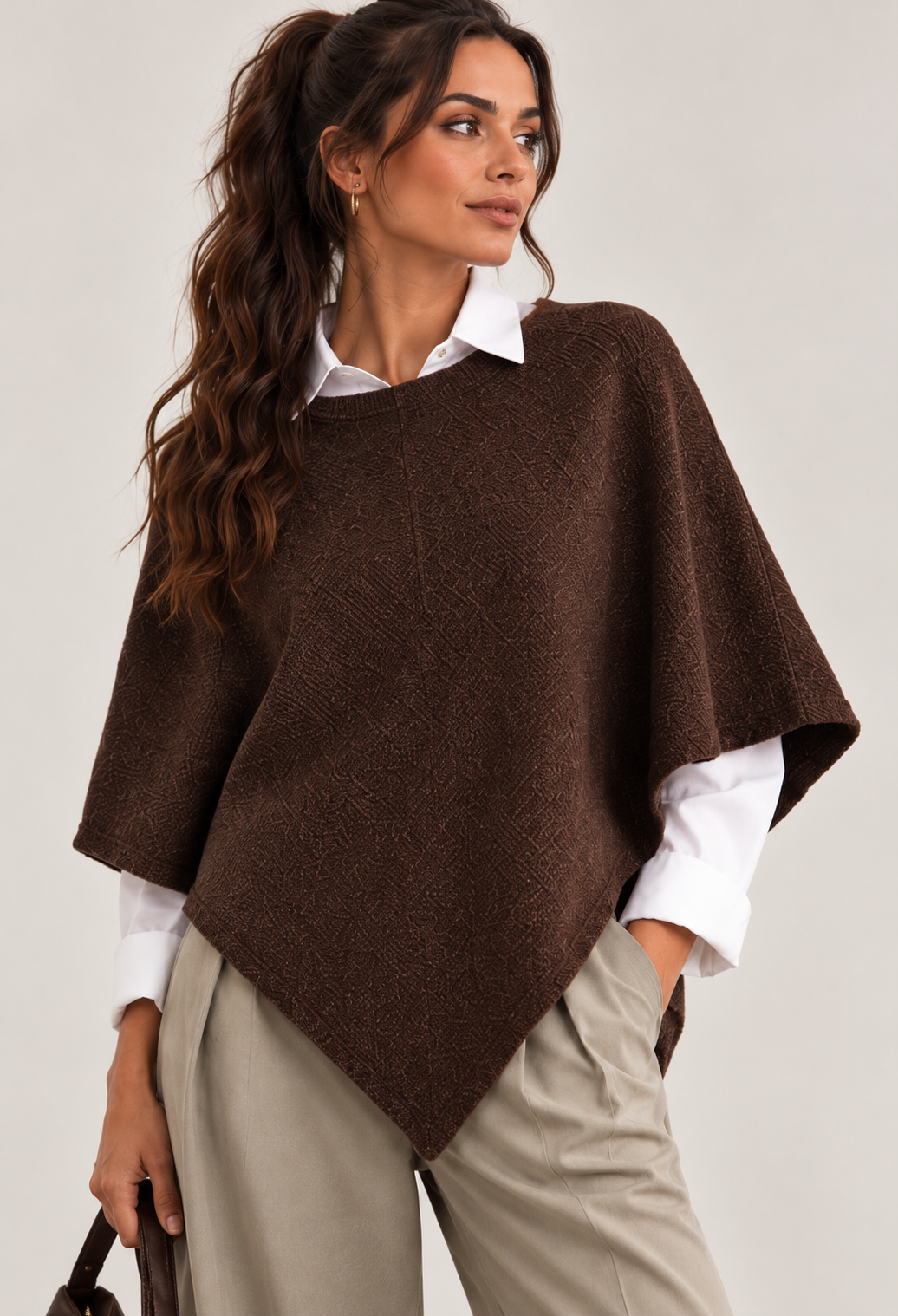 Poncho de punto con bajo asimétrico